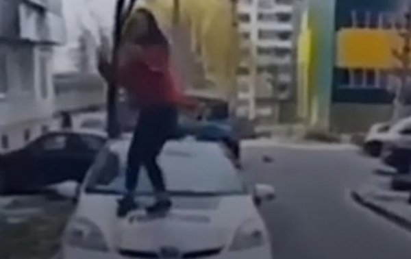 В Ровно школьница станцевала на капоте полицейского авто - (видео)