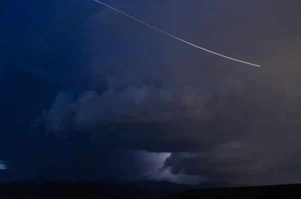 В сети появилось видео падения метеора в небе над Красноярском - «Политика»