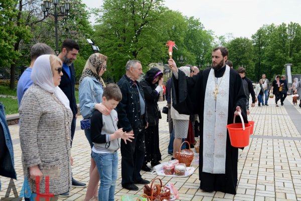 В Спасо-Преображенском кафедральном соборе Донецка начали освящать пасхальные куличи (ФОТО)