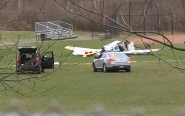 В США самолет рухнул на школьный стадион - (видео)
