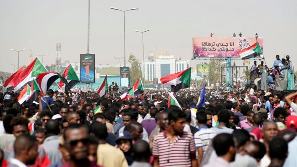 В Судане закрыли небо и ввели режим ЧС - «Новости Дня»