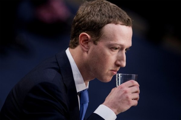 В Facebook предложили снять Цукерберга с поста главы совета директоров - «Новости Дня»