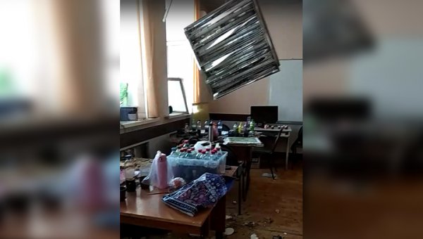 "Видишь плесень?": во время занятий в саратовском колледже рухнул потолок - «Новости дня»