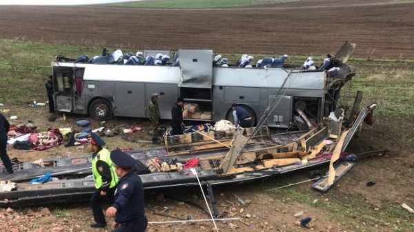 В Казахстане перевернулся пассажирский автобус, погибли 11 человек - «Новости Дня»