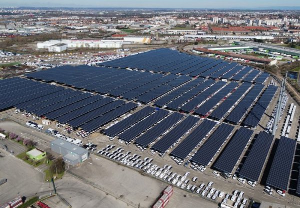 Во Франции огромную автостоянку превратили в солнечную электростанцию - «Спорт»