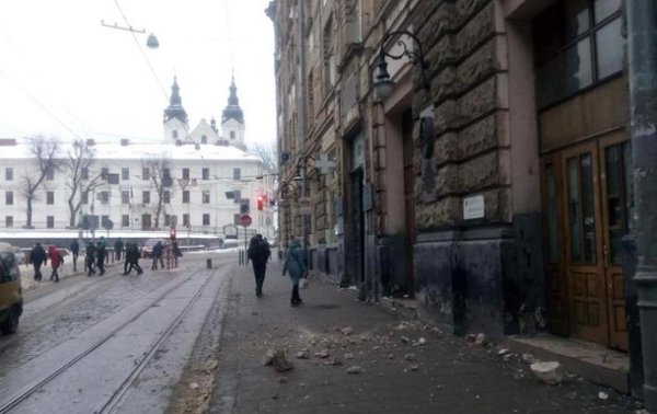 Во Львове фрагмент фасада упал на женщину на балконе