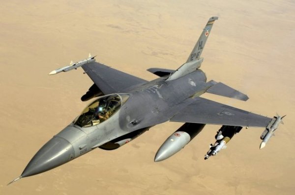 Во время учений в Нидерландах истребитель F-16 выстрелил в себя - «Политика»