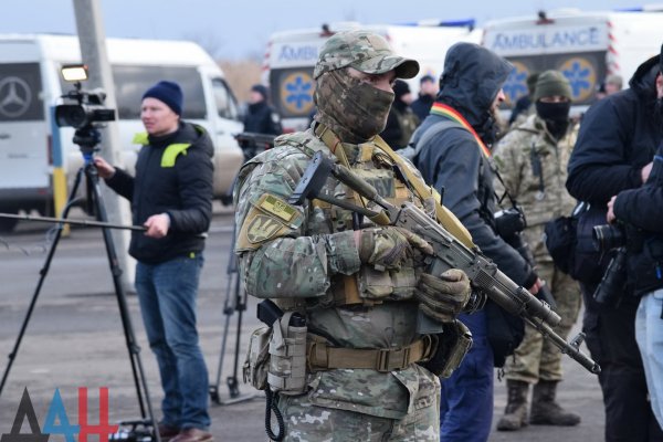 Военнослужащий ВСУ в Донбассе выстрелил из автомата в журналиста за отказ отдать камеру – Безсонов