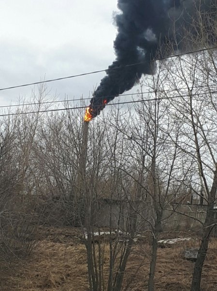 «Вот и свежий воздух подвезли!»: из трубы челябинского завода с утра валит черный дым