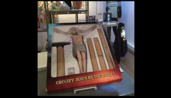В соцсетях расходится видео священника с игрушкой «Распни Иисуса сам» - «Новости Дня»