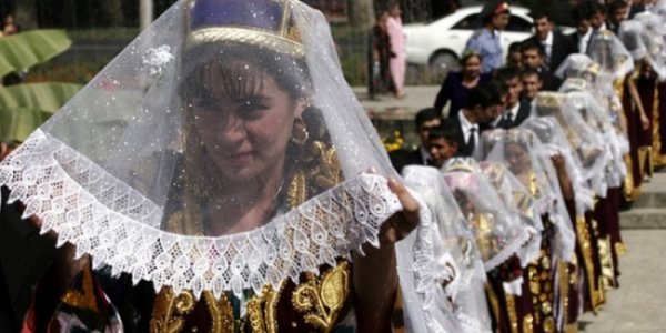 В Узбекистане повысили минимальный возраст невест до 18 лет - «Новости Дня»
