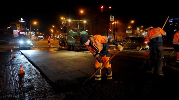 Ямочный ремонт - круглые сутки: специалисты ремонтируют вологодские дороги