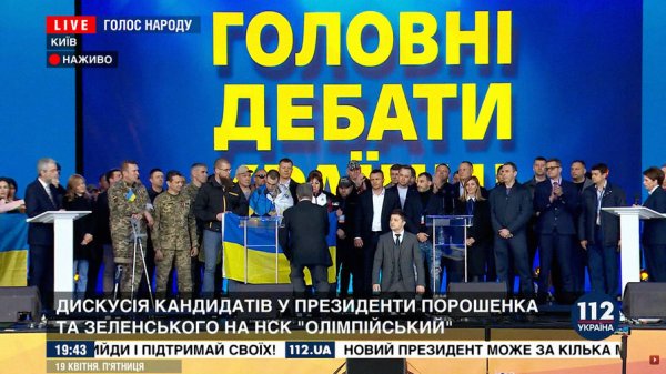 Зеленский и Порошенко встали на колени в ходе дебатов - «Новости Дня»