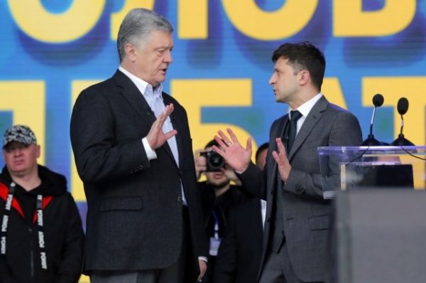 Зеленский и Порошенко встали на колени во время дебатов в «Олимпийском» - «Происшествия»