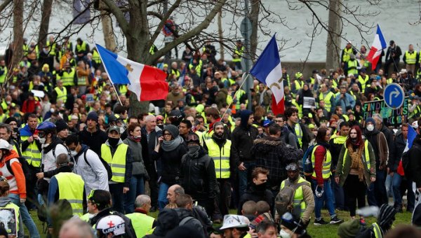 "Желтые жилеты" бунтуют в Париже: ранены 14 полицейских - «Новости дня»