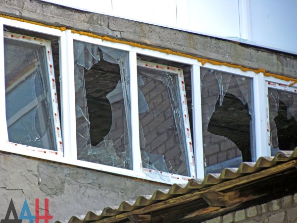 Жилой дом в Докучаевске поврежден обстрелом со стороны украинских силовиков — СЦКК