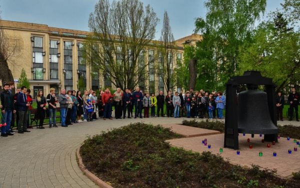 Жители ДНР почтили память 17 горняков, погибших в результате взрыва на шахте вблизи Луганска