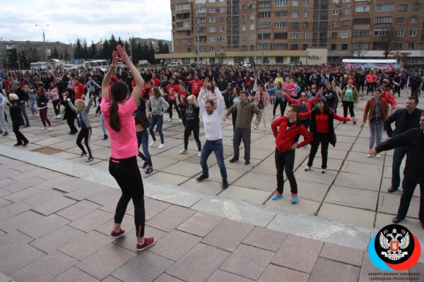 Жители Горловки отметили Всемирный день здоровья массовой зарядкой на главной площади города
