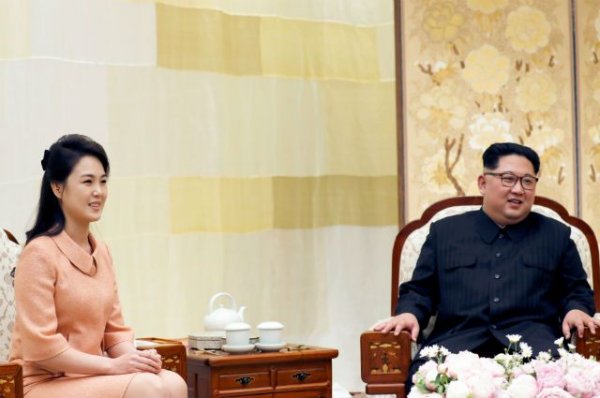 Журналистам показали любимую косметику Ким Чен Ына и его супруги - «Происшествия»