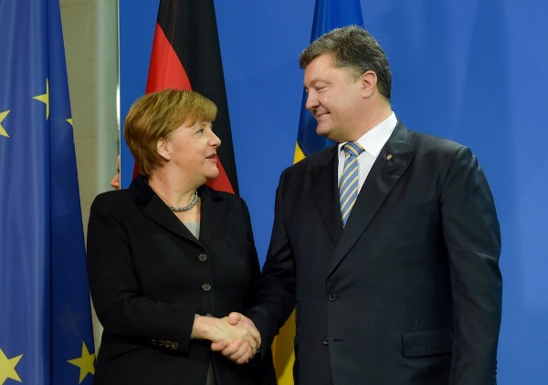 Не удержалась: Меркель поздравила Порошенко с выходом во второй тур - «Новости Дня»
