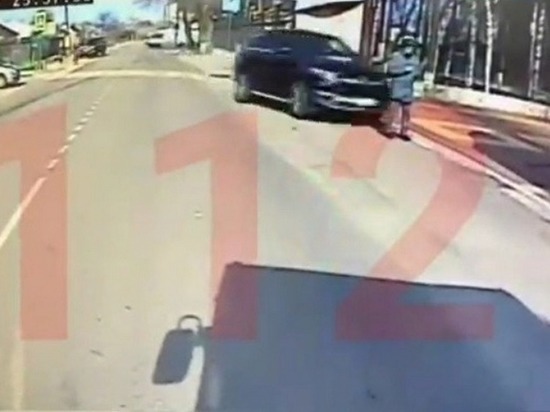 Опубликовано видео, как Mercedes сбивает курсанта в Воронеже