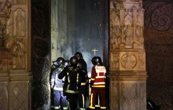 Опубликовано видео последствий пожара в соборе Парижской Богоматери - «Новости Дня»