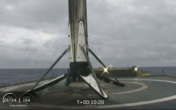 Первая ступень ракеты-носителя Falcon Heavy вернулась на Землю - «Новости Дня»
