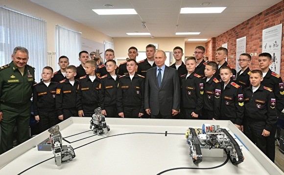 Петербургские суворовцы показали Путину роботов. Те оказались сделаны в Южной Корее - «Здоровье»