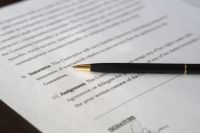 Почему договоры и прочие документы нельзя подписывать цветной ручкой? | Право | Общество - «Происшествия»