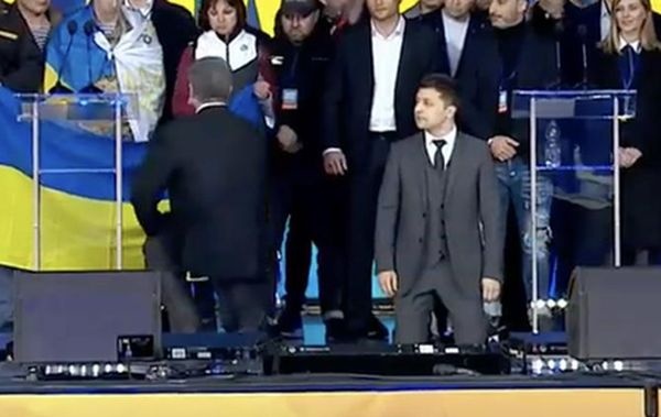 Порошенко и Зеленский встали на колени из-за погибших в Донбассе - «Новости Дня»