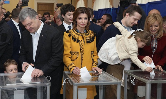 Порошенко пришел на голосование в костюме, а не в вышиванке - «Новости Дня»