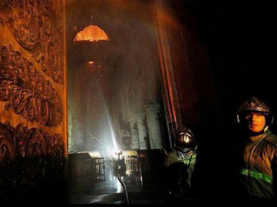 Появилось видео последствий пожара внутри собора Парижской Богоматери