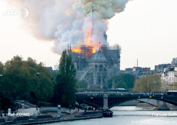 Пожар обрушил шпиль, крышу и часы собора Парижской Богоматери - «Новости Дня»