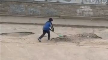 Ребенок с лопаткой вынудил омских чиновников починить дорогу - «Новости дня»
