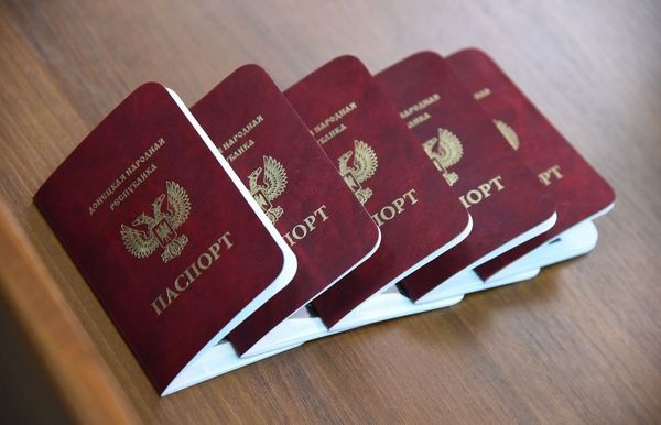 СМИ узнали о планах Кремля упростить выдачу паспортов жителям ДНР и ЛНР - «Новости Дня»