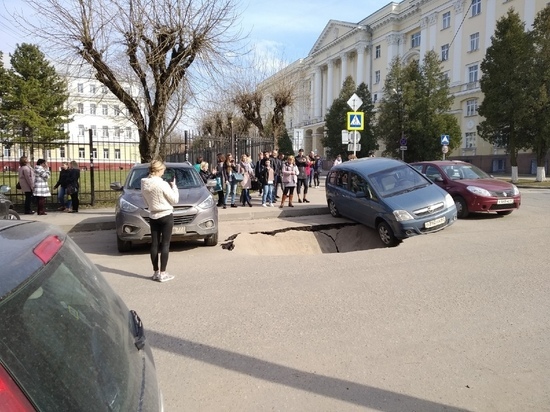 В центре Смоленска обрушился асфальт, в дыру чуть не угодила иномарка