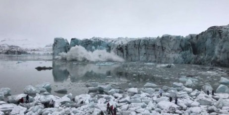 В Исландии туристов чуть не смыло в океан огромной волной (видео) - «Политика»