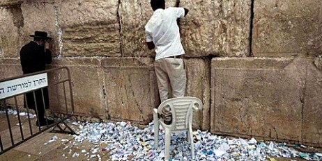 В Израиле Стену плача очистили от записок (видео) - «Культура»