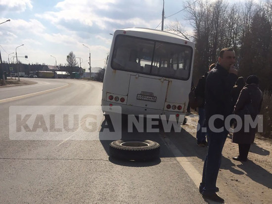В Калуге у автобуса с пассажирами оторвалось на ходу два колеса