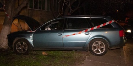 В Киеве Audi влетело в дерево: пострадал водитель - «Общество»