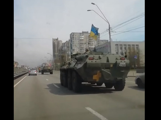 В Киеве на улицах появилась военная техника
