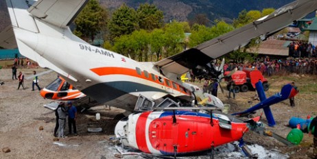 В Непале в аэропорту самолет столкнулся с вертолетом, три человека погибли - «Политика»