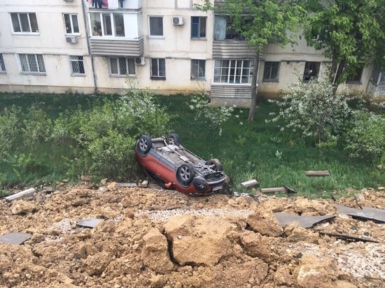 В Севастополе парковка рухнула вместе с автомобилями