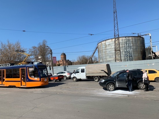 В Смоленске из-за загоревшегося автомобиля стали трамваи