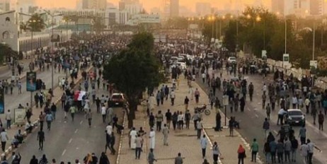 В Судане тысячи демонстрантов требуют отставки президента - «Политика»