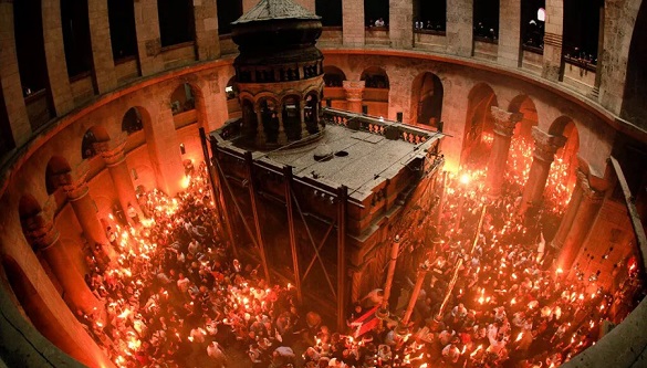 В Иерусалиме в Храме гроба Господня сошел Благодатный огонь. - «Новости Дня»
