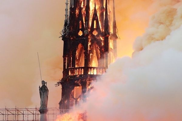 Во Франции на христианские храмы нападают постоянно — эксперт - «Новости Дня»