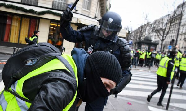 Во Франции прошла 23-я акция «жёлтых жилетов»: Мы хотим жить, а не выживать - «Новости Дня»