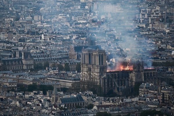 В Париже локализован пожар в Нотр-Даме - «Новости Дня»