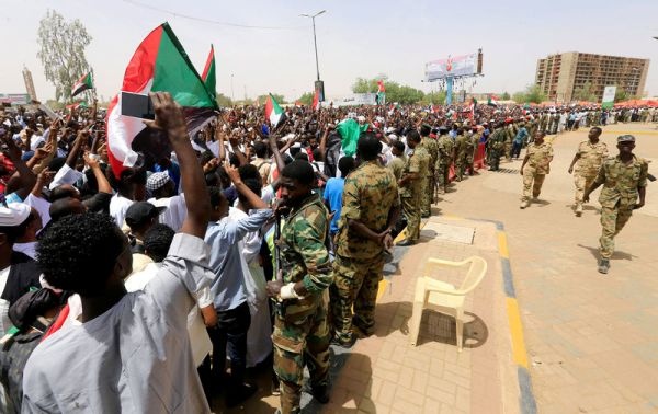 Вторая за день отставка в Судане: генерал Гош последовал примеру Ауфа - «Новости Дня»
